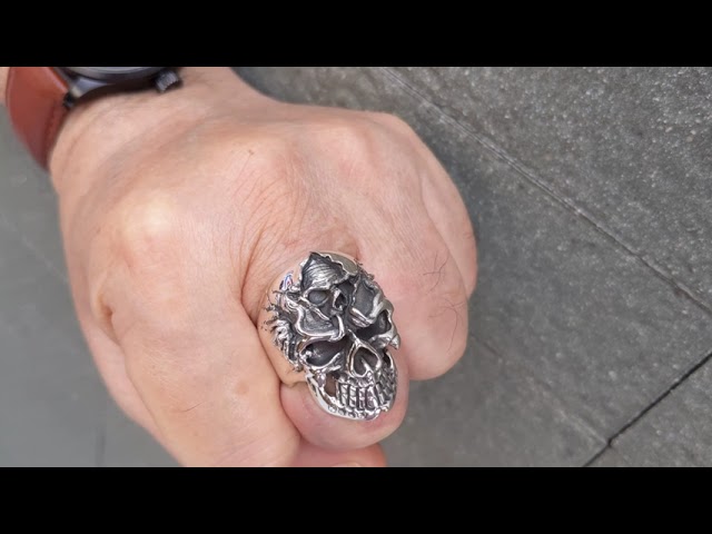 Vídeo relacionado con VELESAY Anillos Hombre Acero Inoxidable Anillo Vintage Calavera Anillo Gótico Retro Cráneo Anillo Punk Biker Skull Anillo Calavera Mujer Anillos Joyería