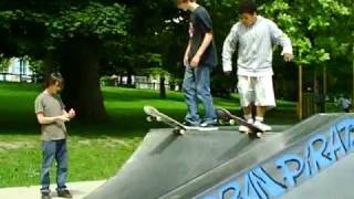 preview picture of video 'EDDIE ET JOHNNY MARABOU EN SESSION CINEMA AU ROLLER-SKATE-PARC DE LA FERTE SOUS JOUARRE'