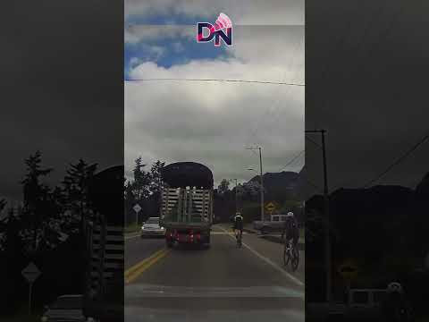 Denuncian peligrosa maniobra de un camión en vía de Sopó
