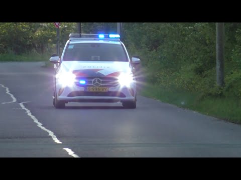 P1, Politie Mercedes B-Klasse Harlingen komt met spoed aan bij het Politie bureau in Leeuwarden