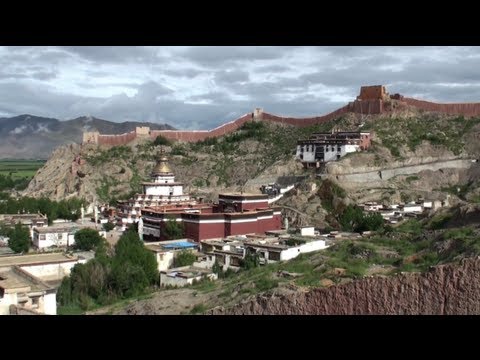 The Pelkor Chode monastery and the old town of Gyantse (Tibet - China)