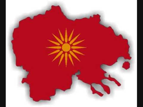 Ogneni momcinja bolen lezi mlad stojan