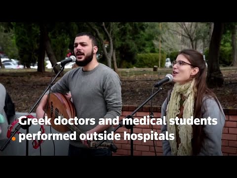 希臘醫生和學生在醫院外表演 (Greek doctors and students perform outside hospitals)