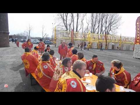 Diavoli aranceri nella grande tavolata - Carnevale Ivrea 2014