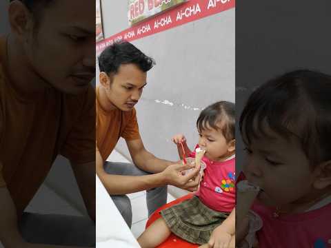Zayna Makan es krim disuapin Papa🥰🤗|| #shorts #icecream #aicha #baby #funny #asmr #bayilucu