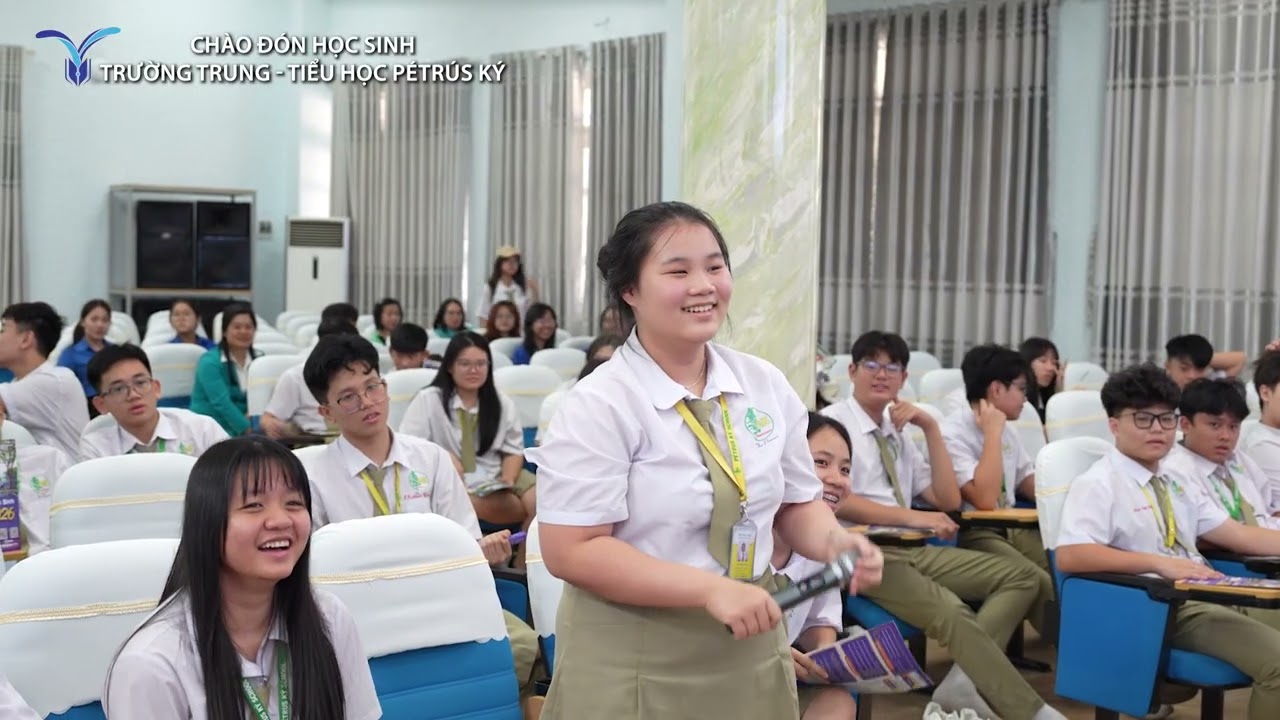 Chào đón học sinh trường Trung - Tiểu học PéTrús Ký