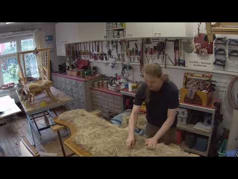 In diesem Video seht ihr, wie die Arm,- und Rückenlehne des Sofas eine Polsterung erhalten