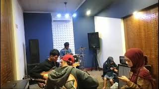 Download lagu LARASATI BAND #HUJANUTOPIA mp3