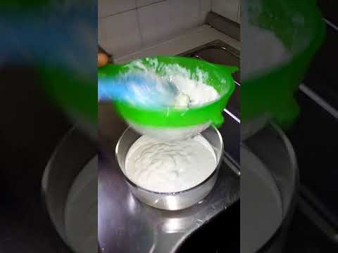 Su un dito sotto pelle una macchia scura La pelle di decolorazione di pacco di faccia