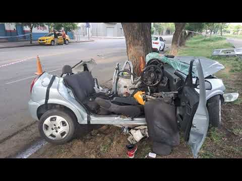 Violento choque de un auto contra un árbol en Córdoba: dos muertos y cinco heridos