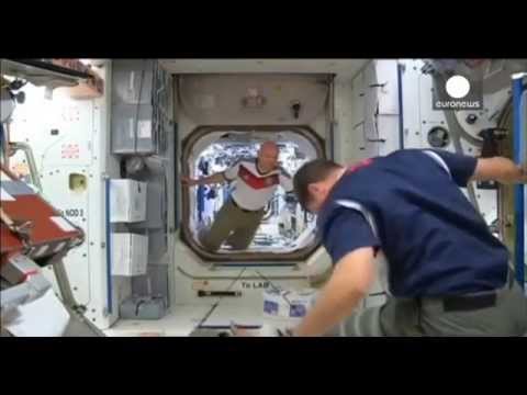 Astronautas jogando futebol na gravidade zero.