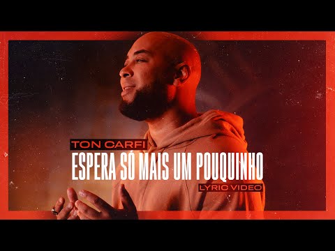 Ton Carfi - Espera Só Mais Um Pouquinho | Lyric Vídeo