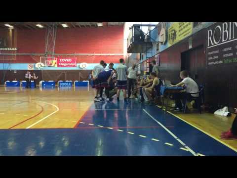 Trener KK Prijedor Danilo Palalić pobjesnio na svoje igrače za vrijeme time-outa