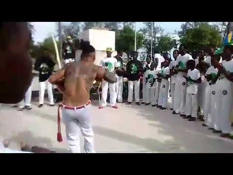 vieram três pra bater no negro♥️🇲🇿