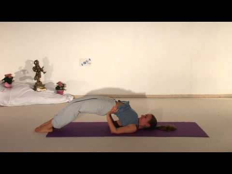 Vom Schulterstand in die Brücke gehen