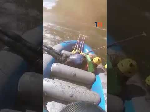 Captan impactante derrumbe en Río Bueno mientras familia hacía rafting