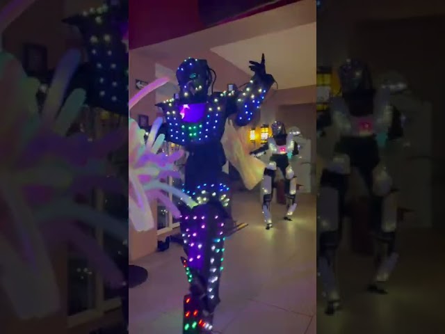 Vídeo relacionado con HVFGXY Abrigo luminoso con luz LED, chaqueta de DJ con capucha para mujer y hombre, ropa de exterior, discoteca, Navidad, baile, fiesta, disfraz, Talla L = EU S, Altoa única