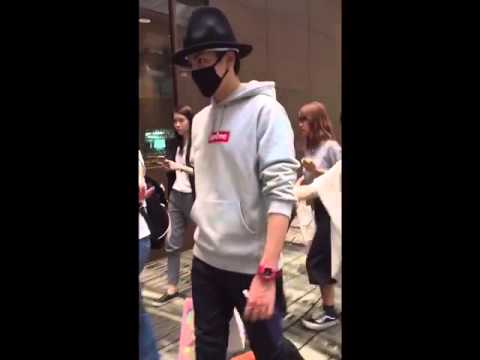 150130 Wu Yifan asks fan "You don't want your shoes?" at Changi Airport