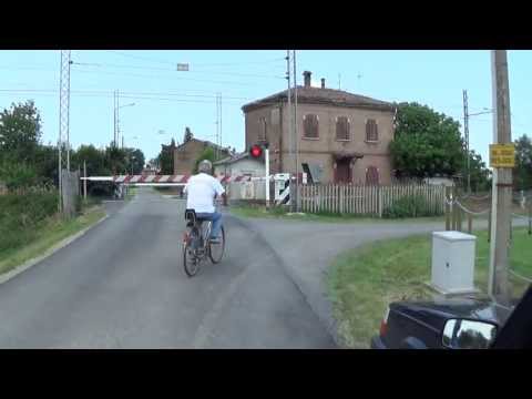 Passaggio a livello di via Cavamento in HD - Lavezzola (doppio transito) // Level Crossing