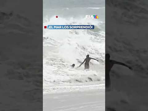 ¡Momentos de terror en Acapulco! | Mar de fondo sorprende a dos turistas en  la playa