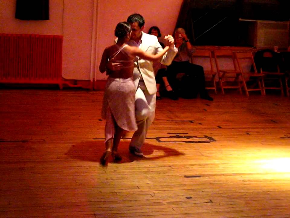 Carlos Paredes & Diana Giraldo Tango Demo @ Practilonga-939 April, 2009
