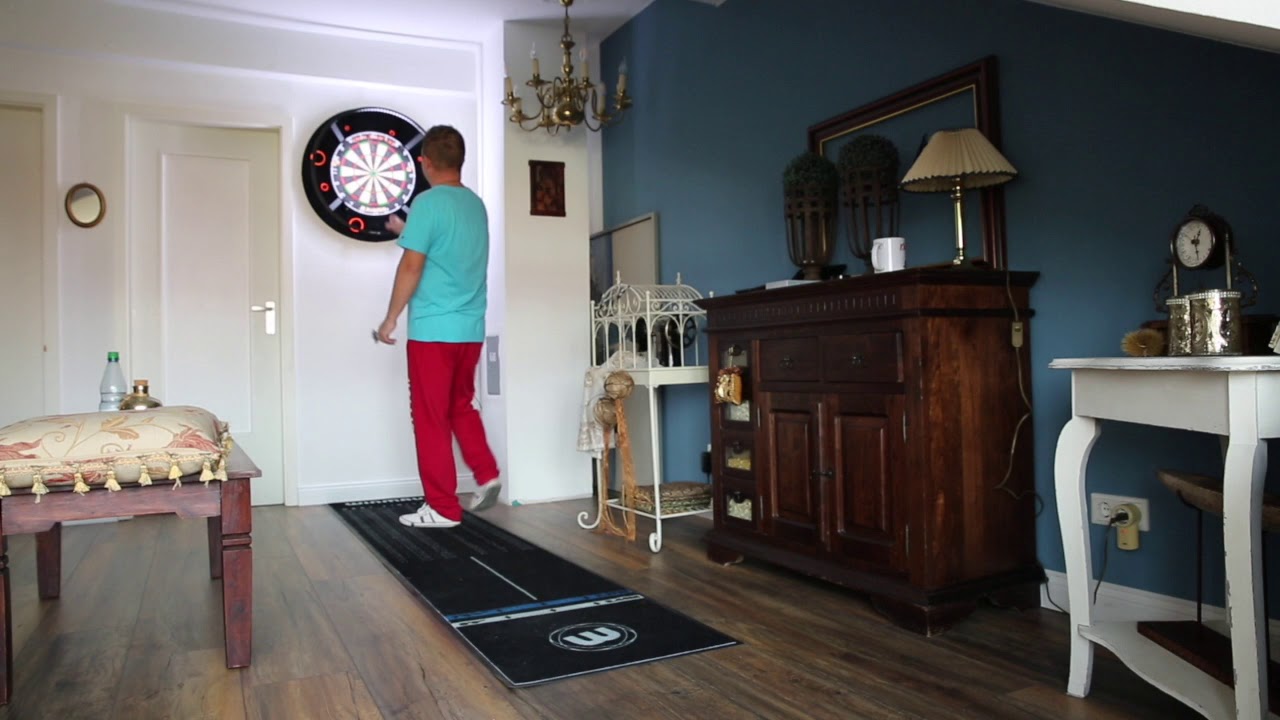 Dart dla poczatkujacych, Wysokosc zawieszenia tarczy i odmierzeniu lini rzutu. Postawia przy rzucie