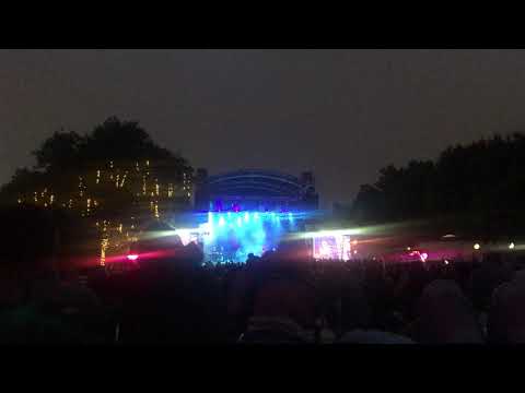 Missy Higgins Carry You live - written by Tim Minchin - Melbourne Zoo Twilights, 2020