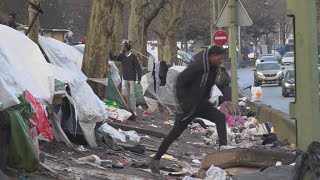 Thousands of asylum seekers waiting in streets, makeshift camps around