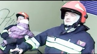 preview picture of video 'Uwięzienie ojca z dziećmi w pseudo-windzie na stacji PKP Legionowo i uwolnienie przez strażaków'