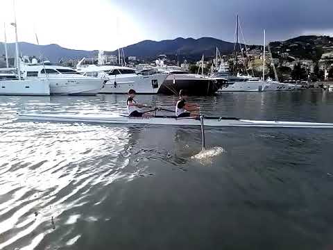 Тренировка гребцов на воде в Италии 