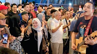 Download lagu Penanganan lagu wali band di bukit bintang | satu keluarga dari indonesia menari layan busking mp3 Download lagu Penanganan lagu wali band di bukit bintang | satu keluarga dari indonesia menari layan busking mp3
