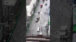 バンコクの雨で道路が冠水、車が動かなくなってたけどやっとJAF的な車両来たよ、よかった^_^ #travel #海外一人旅 #bangkok #pataya #beach #旅行  #タイ