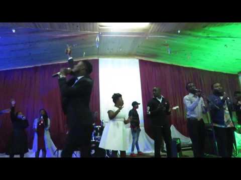 zoravo akiwa na memshack worship team katika ibada maalum mbeya