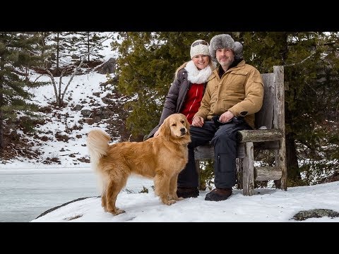 Baita in tronchi fuori dalla rete con mia moglie e il mio cane, catturiamo e cuciniamo trote