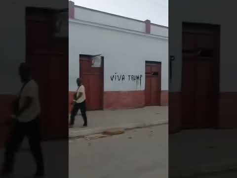 Colón 🇨🇺 Pintan gigantesco carteles en contra del régimen cubano y en apoyo al presidente Trump