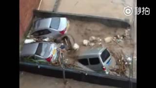Real-time flood video: Cars piled up, booths blown away in S China