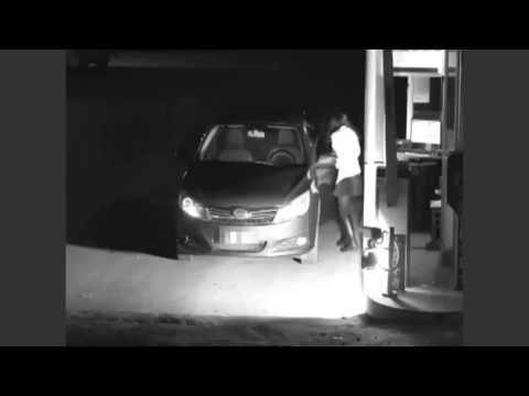 Chica pretende ser un fantasma para no pagar la cochera