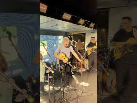 Entrada no show em Macaparana-PE… e a energia da galera já arrepiava antes mesmo de começar! 🔥🎶🏟️