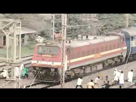 ट्रेन पर पथराव करते हुए और कुछ इनको शांतिदूत बोलते हैं