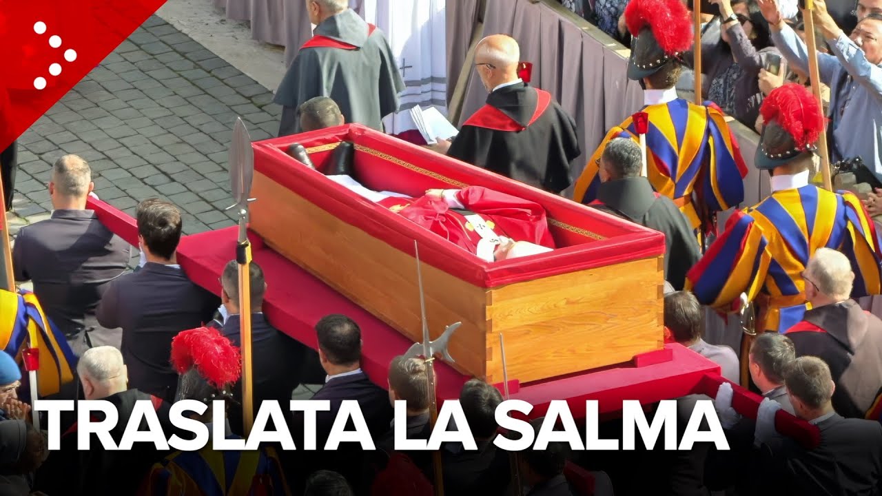 La salma di Papa Francesco arriva in San Pietro: le immagini della traslazione dall'alto