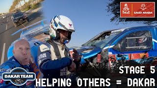 Helping friends in the Dakar Rally, that's the spirit! 