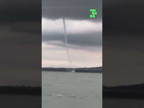 Tromba d’água toca lago no Paraná