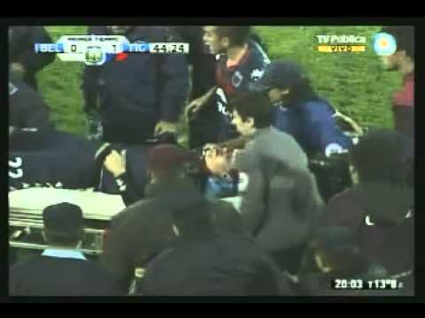 Terrible choque de cabezas entre Orban y Rodriguez el de Tigre fue retirado en ambulancia