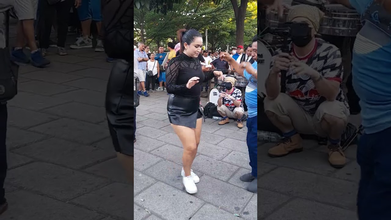 Excelente  baile en Plaza Libertad de San Salvador