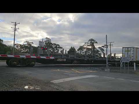 4PM6 PN Linfox Express + steel to Melbourne, 1605, 22/6/24, Ararat West VIC