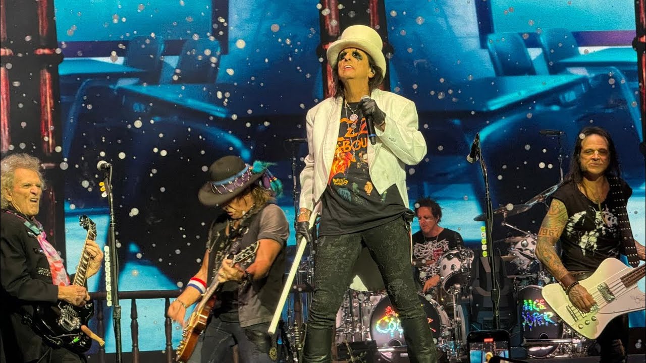 Alice Cooper rinde homenaje a Ozzy Osbourne, con Paranoid (The O2 Arena London, 25-07-2025) - YouTube