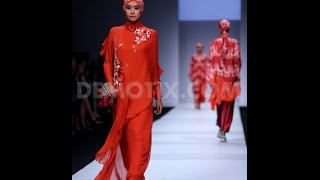 preview picture of video 'Muslim fashion style Variety Itang Yunasz in Jakarta Fashion Week 2015'