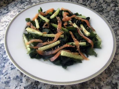 Ensalada de alga wakame con salmón y pepino