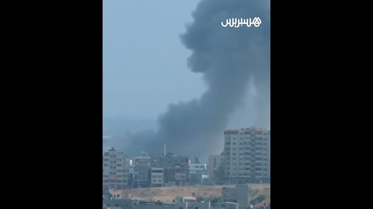 تصاعد أعمدة الدخان جراء القصف الإسرائيلي المتواصل على قطاع غزة thumbnail