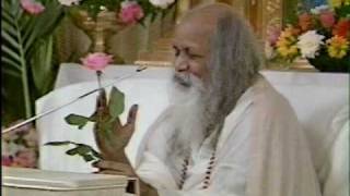 Maharishi explains to children what Transcendental Meditation is.
